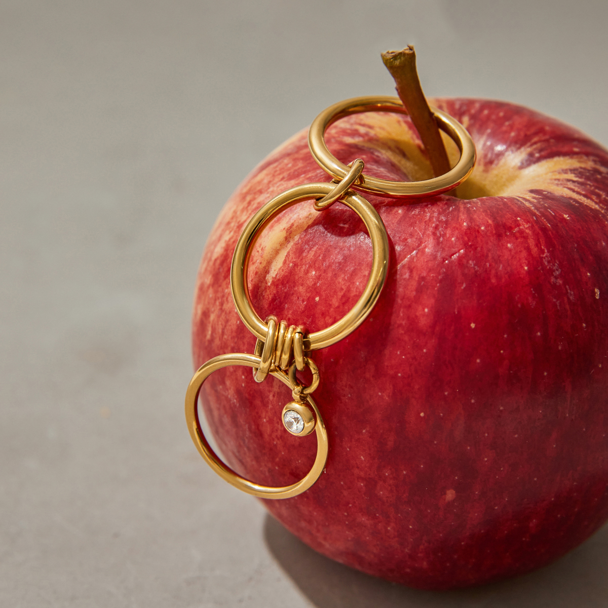 Detail prstenu ELENYS Aria – jemný zirkon v zlatém designu